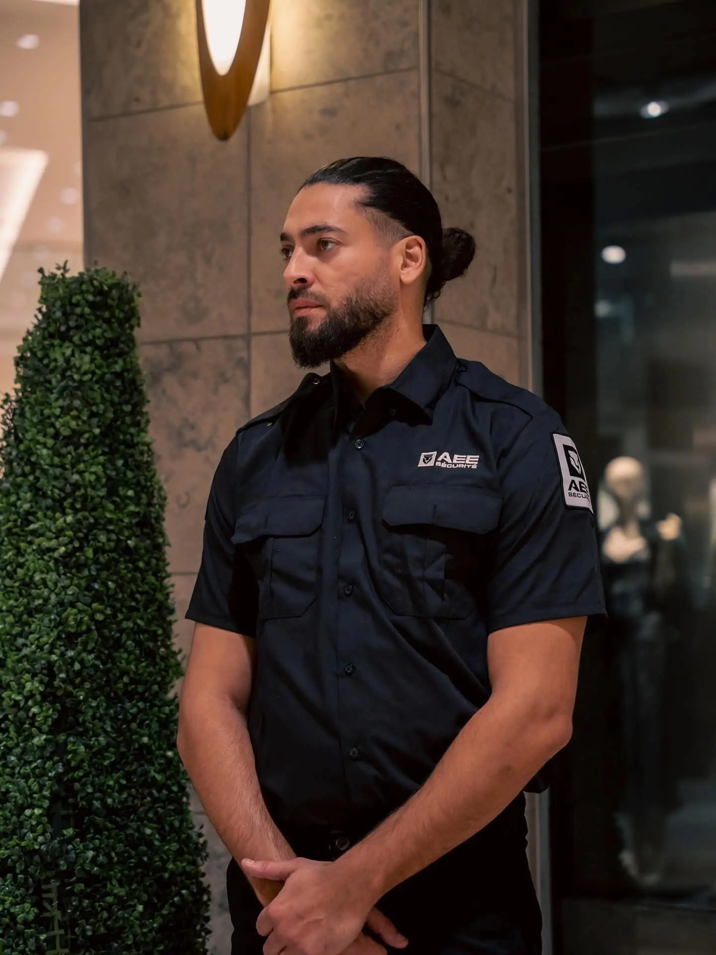 AEE Security concierge in the lobby of a high-end condo tower in Quebec